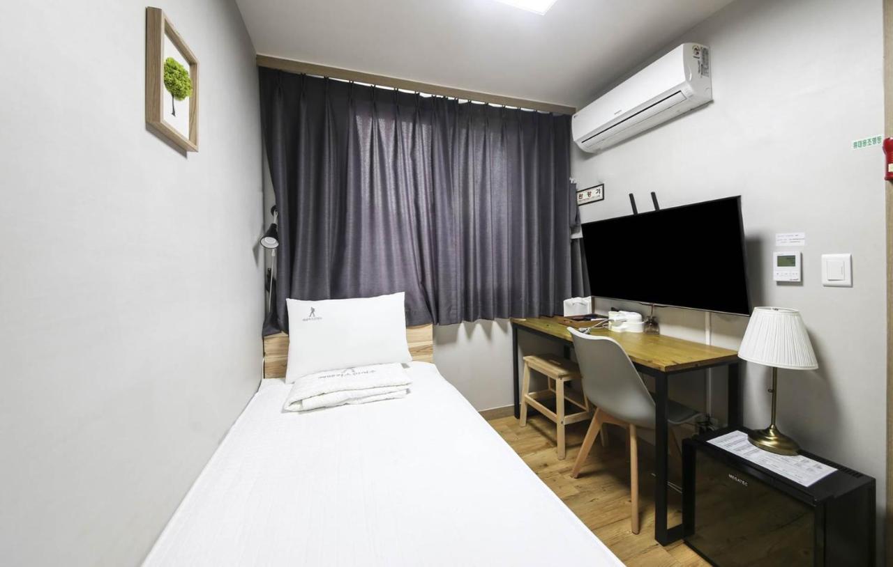 Backpackers In Yeosu Hostel Exterior photo